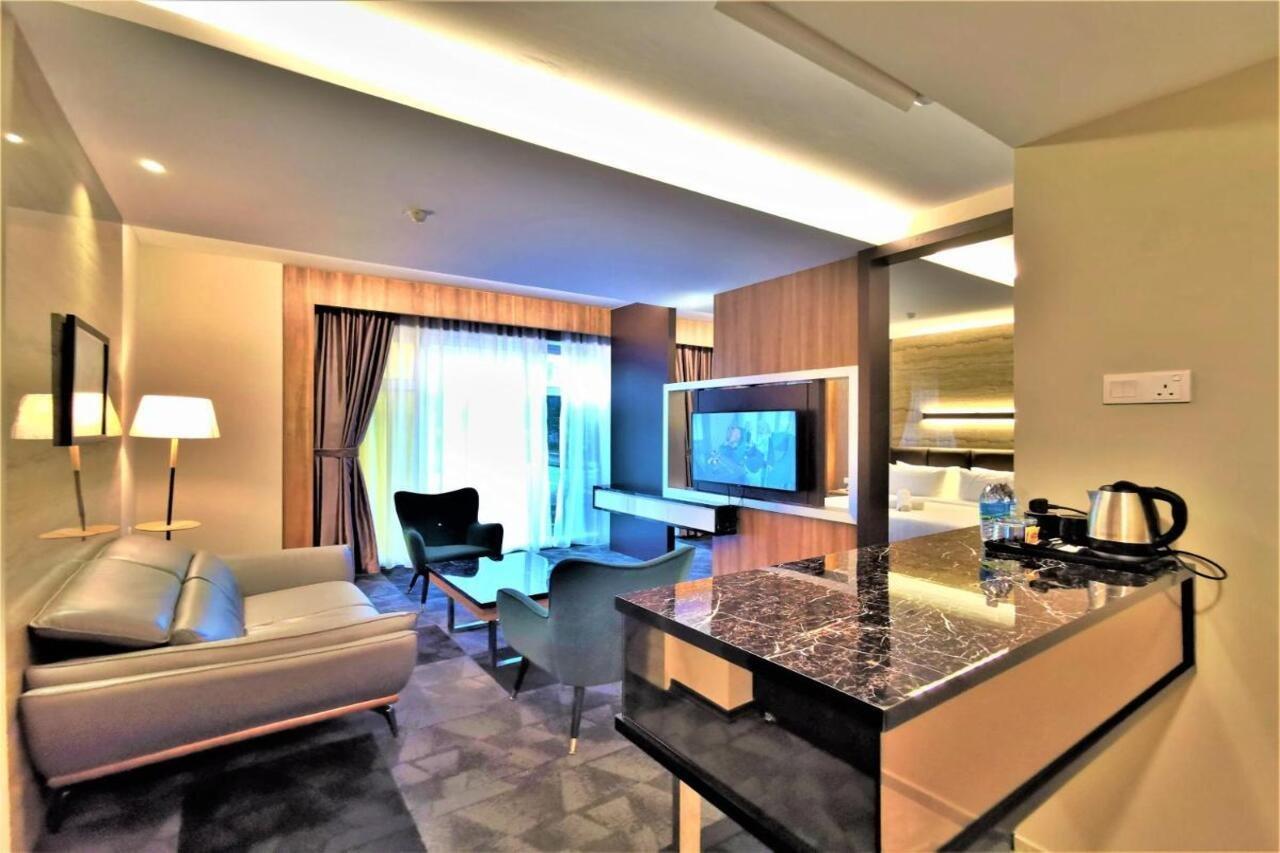 Prestigo Hotel - Johor Bharu Джохор Бахру Екстериор снимка